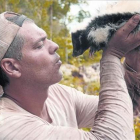 Frank Cuesta 'interactúa' con una mofeta, durante la grabación de 'Wild Frank'.-DISCOVERY MAX