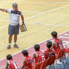 Paco García se dirige a jugadores del Basket Burgos 2002 durante la alocución de su charla.-SANTI OTERO