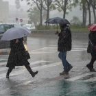 Peatones bajo la lluvia por el Puente de los Remedios en Sevilla a 22 de noviembre del 2019.-EUROPA PRESS