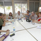 Los concejales electos de Valladolid Toma la Palabra y Sí Se Puede, durante la reunión.-J.M. Lostau