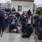 Estudiantes detenidos por la policía en Mantes-la-Jolie, Francia.-TWITTER