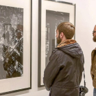 Dos hombres contemplan dos fotografías nocturnas de la serie de Abbott ‘Changing New York’.-Miguel Ángel Santos