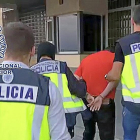 Agentes de la Policía Nacional detienen al acusado en una calle de Salamanca.-POLICÍA NACIONAL