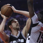 Pau Gasol (San Antonio) frente a Clit Capela (Houston).-GETTY / RONALD MARTINEZ