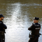 El Policía Nacional que rescató al hombre, junto a su compañero observando el río Pisuerga, donde ocurrieron los hechos.-J.M. LOSTAU