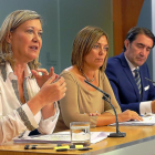 Pilar del Olmo, Milagros Marcos y JuanCarlos Suárez-Quiñones, ayer, tras el Consejo de Gobierno.-E.M.