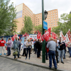 Concentración de los trabajadores de transporte sanitario, que piden un nuevo convenio e igualar su salario al de otras autonomías-Leticia Pérez / ICAL