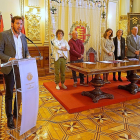 El alcalde, Óscar Puente, interviene durante la firma de la II Estrategia Local de Empleo y Política Social con el resto de firmantes . E. M.
