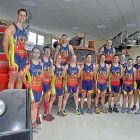 Los integrantes del equipo de triatlón de Bomberos posan a los pies de los camiones.-EL MUNDO