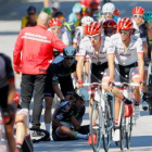 Varios miembros de la organización y compañeros atienden al ciclista británico del equipo Dimension Data Mark Cavendish (en el suelo) después de una caida múltiple durante el esprint final de la 4ª etapa del Tour de Francia-EFE