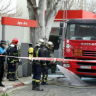 Una dotación de bomberos de Valladolid interviene de forma preventiva en la gasolinera de Puente Mayor después de que comenzara a salir humo de un camión que se encontraba descargado combustible en la estación de servicio-Ical