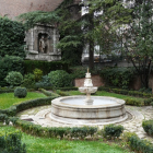 Una imagen del jardín, ayer, con la fuente y los restos de la portada del Hospital de la Resurrección.| J. M. LOSTAU