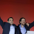 El líder del partido griego Syriza, Alexis Tsipras, junto con el líder de Podemos, Pablo Iglesias.-YANNIS Foto: BEHRAKIS / REUTERS