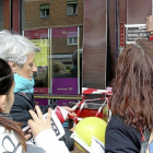 Manifestantes contra los deshaucios 'cierran' una sucursal de Caja España-Duero el pasado marzo.-Ical
