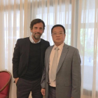 Quique Sánchez Flores posa junto a Chen Yansheng tras sellar el contrato.-