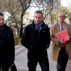 El director general de Nissan Iberia, Alan Johnson (C), a su llegada a la reunión con la consejera de Hacienda, Pilar del Olmo-ICAL