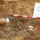 Imagen de archivo de la fosa del cementerio vallisoletano de El Carmen, donde aparecieron un afila-lápices y unos ositos a modo de pin, en las exhumaciones realizadas por la ARMH de Valladolid. MIGUEL ÁNGEL SANTOS (PHOTOGENIC)