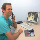 El cardiólogo Javier López, al telefóno, en el hospital Clínico de Valladolid, desde el que conecta con médicos y pacientes.-P. REQUEJO
