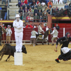 El alcalde de Tordesillas, José Antonio González Poncela, sobre el pedestal, inmóvil, mientras la vieja hombruna corre, con Quijote y Sancho al fondo-J.M. Lostau