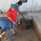 Voluntarios de ARMH trabajan en la exhumación de la fosa de Boadillo.-E. M.