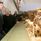 El alcalde de Valladolid, Óscar Puente, presenta el Belén Monumental realizado por la Agrupación Belenista “La Adoración”, con el trabajo de uno de sus fundadores, José María Villa (C).-ICAL