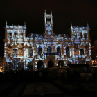 Plaza Mayor de Valladolid iluminada de noche.-J. M. LOSTAU