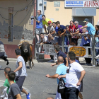 Uno de los toros durante el segundo encierro de las fiestas de Serrada.-MIGUEL ANGEL SANTOS