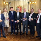 El alcalde de Valladolid, Óscar Puente, junto a los premiados con los Premios 'Piñones de Oro', que otorga la Casa de Valladolid en Madrid.-ICAL