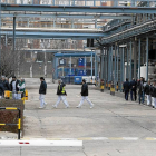 Trabajadores de Nestlé del turno de la mañana ayer saliendo de la fábrica-PABLO REQUEJO