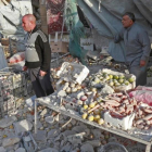 Mercado sirio de Atareb, al oeste de Alepo, bombardeado con un balance de al menos 53 muertos.-AFP / ZEIN AL RIFAI