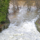 El agua corre a raudales enla cascada que da lugar a la desembocadura del Esgueva en el río Pisuerga.-J. M. Lostau
