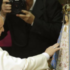 El Papa Francisco toca una estatua de la Virgen María durante una ceremonia en el Vaticano este jueves.-Foto: AP PHOTO / GREGORIO BORGIA