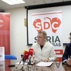 El vicepresidente de FECSoria, Alberto Gil Romero (I), y el responsable de Marketing de Caja Rural de Soria, Eduardo Munilla durante la presentación de 'El Sueldazo de SoriaDeCompras'.-ICAL