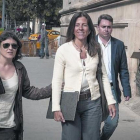 Anna Vidal (centro), el pasado abril, antes de declarar en el Tribunal Superior de Justícia de Catalunya.-