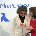 María Sánchez (derecha) charla con la ministra Teresa Ribera ante la mirada de JordiMercader.-ICAL