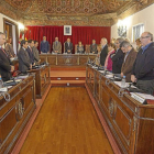 Minuto de silencio en el pleno de la Diputación en recuerdo de las víctimas de los atentados de París.-E.M