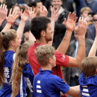 Djokovic celebra con los recogepelotas su victoria en París.-ETIENNE LAURENT