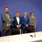 Autoridades de la Cámara de Comercio y del Ayuntamiento de Arroyo posan tras la presentación de la feria.-EL MUNDO