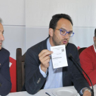 El portavoz del PSOE en el Congreso de los Diputados, Antonio Hernando, realiza balance de la campaña electoral en un desayuno informativo junto a los candidatos al Congreso y al Senado por Segovia. En la imagen, mostrando la papeleta del PP con el candid-ICAL