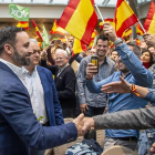 Abascal saluda al público que asistió ayer al mitin de Burgos.-SANTI OTERO