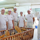 Carlos Rabanillo junto a parte de la plantilla de Panadería Rabanillo, ubicada en la localidad zamorana de Mombuey.-J. L. C.