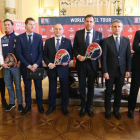 El alcalde de Valladolid, Óscar Puente, junto a los patrocinadores y jugadores del torneo, durante la presentación del World Padel Tour Valladolid-ICAL