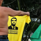 Seguidor de Bolsonaro luce una camiseta con su rostro-SERGIO MORAES (REUTERS)