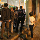 Las instrucciones de los Mossos a los ocupantes de un colegio que será sede electoral para el referéndum en Barcelona.-EL PERIÓDICO