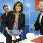 Los diputados socialistas Soraya Rodríguez y Mario Bedera (d), y el secretario provincial del PSOE de Valladolid, Javier Izquierdo-Efe