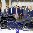 Autoridades asistentes a la inauguración ante una de las motos de última generación de BMW.-J.M. LOSTAU