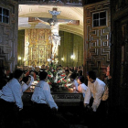 Salida del Cristo de la Clemencia, una de las imágenes señeras de la Semana Santa riosecana.-E. M.