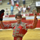 Ricardo Maldonado saluda al tendido tras recibir una oreja.-EL MUNDO