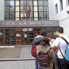 Alumnos del IES La Merced, ayer, a las puertas del centro horas después de la agresión a la menor-J. M. Lostau