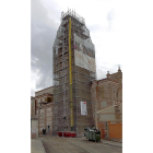 Torre de la Iglesia de San Pedro de Serrada, cubierta de andamios por las obras de rehabilitación que concluirán este mes.-S.G.C.